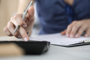 Vea los consejos de los expertos de OCU Fincas y Casas para ahorrar impuestos.
